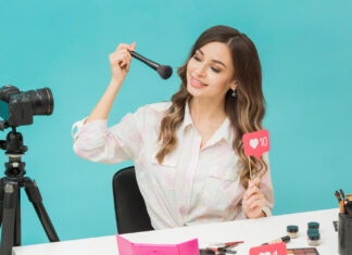 Internet Chicks: Female Influencers in the Digital Age Internet Chicks
